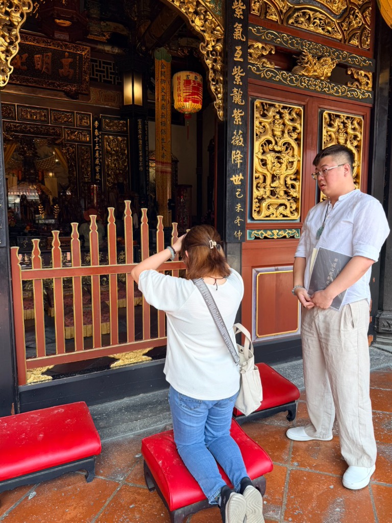 解命師玅曄在大龍峒保安宮領旨擲筊